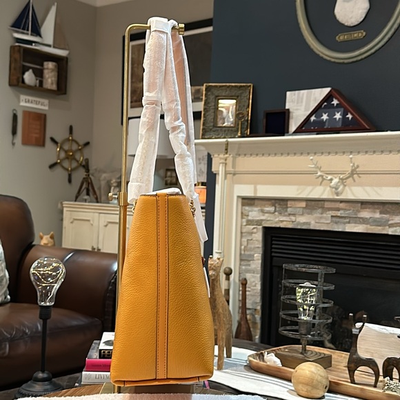 Authentic Michael Kors Jet Set Front Pocket Zip Chain Tote Handbag in Honeycomb - Picture 5 of 14